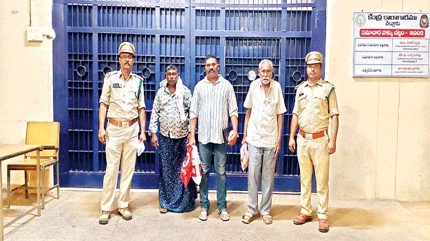 పులి చర్మాల కేసులో ముగ్గురికి జైలు శిక్ష