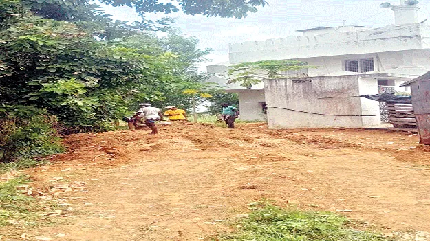   పాలకర్ర చెరువు ఆక్రమణ