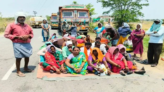 మట్టి టిప్పర్లను అడ్డుకున్న గ్రామస్తులు