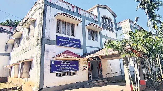 డీఈవో బాధ్యతల అప్పగింతపై తర్జనభర్జన 