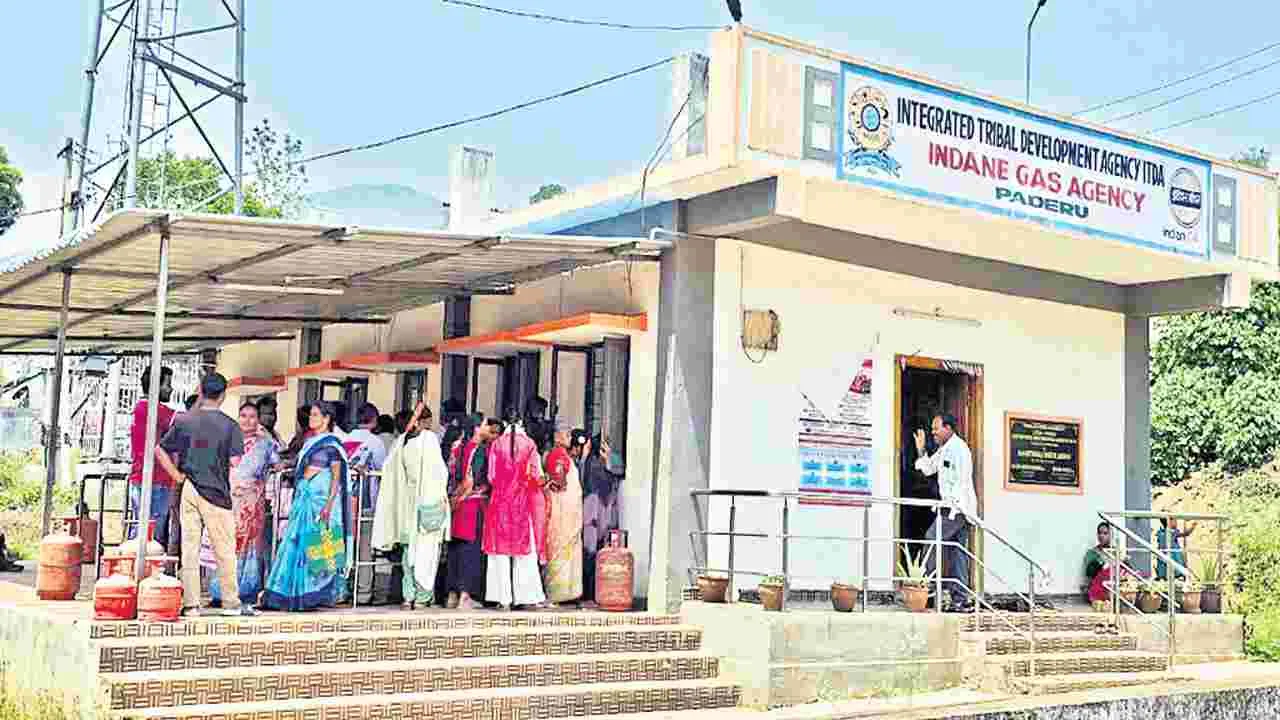 పాడేరులో తొలగని గ్యాస్‌ కష్టాలు!