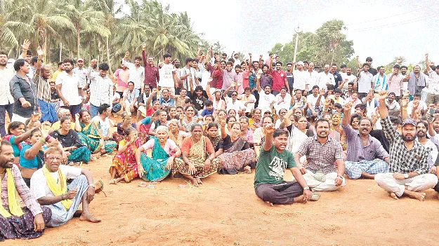 ఆ భూమిని పేదలకు ఇవ్వాలి