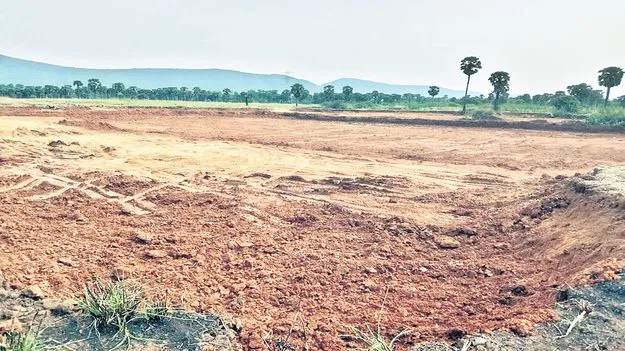 అంతకాపల్లిలో మట్టి దోపిడీ