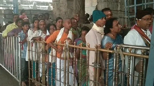 భక్త జనసంద్రం ముక్కంటి ఆలయం 