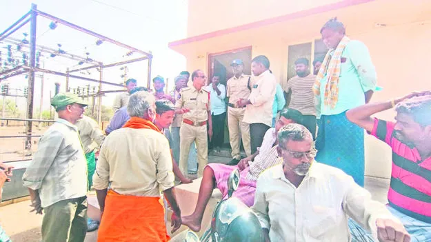 FARMERS: కరెంట్‌ కోతలపై రైతుల నిరసన