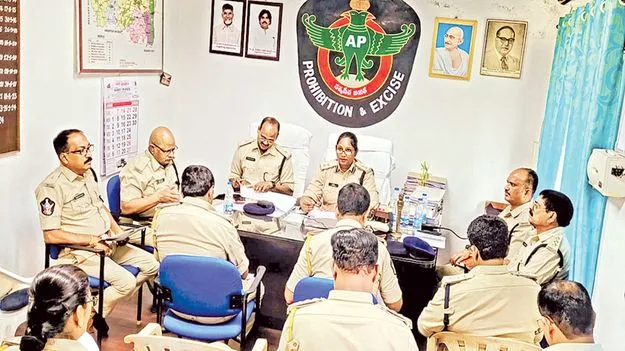 వాళ్లను బైండోవర్‌ చేయండి 