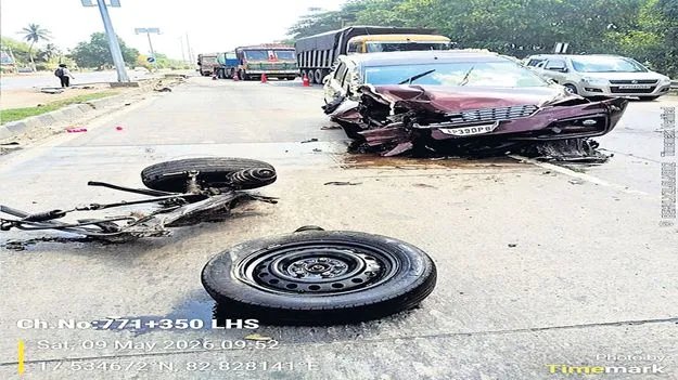 డివైడర్‌పైకి దూసుకెళ్లిన కారు