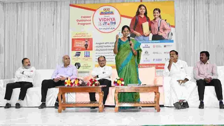 అనంతపురంలో ఏబీఎన్ ఆంధ్రజ్యోతి ఆధ్వర్యంలో విద్యా జ్యోతి కార్యక్రమం 