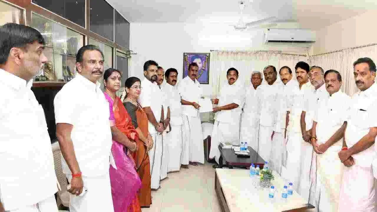 అన్నాడీఎంకేలో విభేదాలకు తెర.. కలిసే ఉన్నామని ప్రకటించిన రెబల్ వర్గం