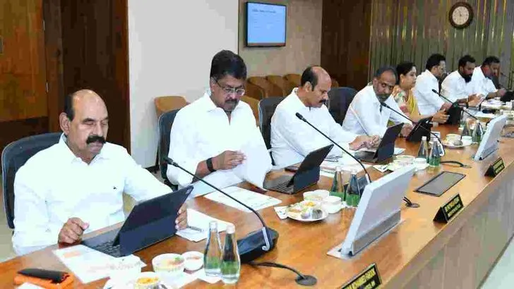 సీఎం చంద్రబాబు నాయుడు అధ్యక్షతన జరిగిన కేబినెట్ భేటీ