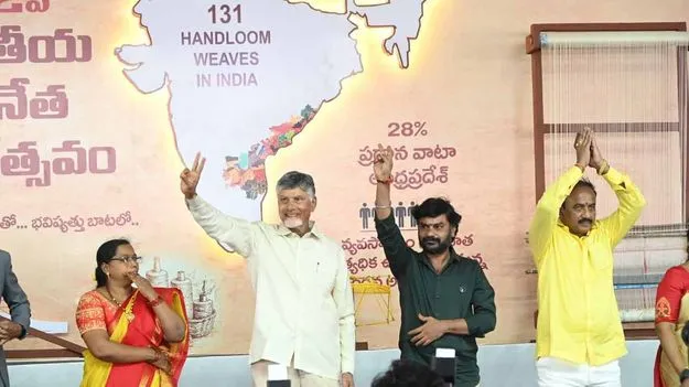 మగ్గం తొక్కి.. పిల్లాడిని ముద్దాడి.. చేనేత కుటుంబాలతో సరదాగా! 