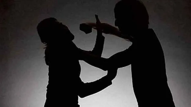 నంద్యాల జిల్లాలో భార్యపై బాణంతో దాడికి యత్నం