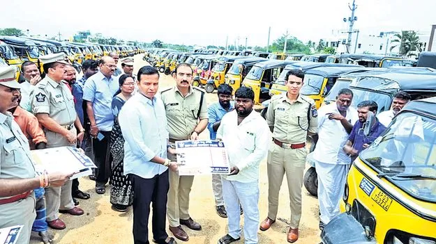 QR code: ఆటోలపై క్యూఆర్‌ కోడ్‌ 