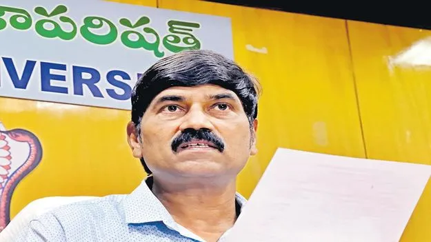 ఏయూ మాజీ వీసీ ప్రసాదరెడ్డిపై వేటు 