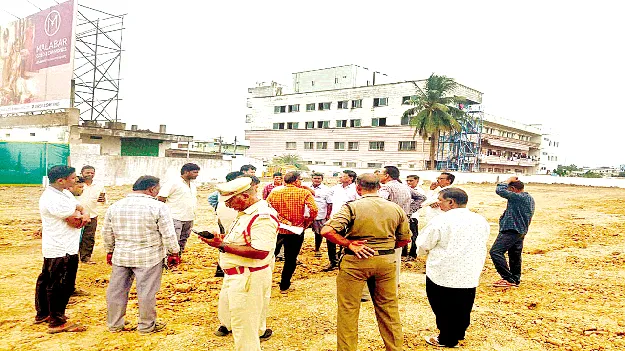ప్రభుత్వ స్థలంలో ఆక్రమణల తొలగింపు