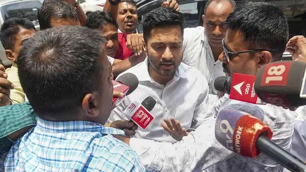టీచర్స్ రిక్రూట్‌మెంట్ స్కామ్.. ఈడీ ముందు హాజరైన అభిషేక్ బెనర్జీ