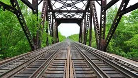 రైల్వే బ్రిడ్జి పనులు చేస్తూ ప్రమాదం.. ఇద్దరు కార్మికులకు తీవ్రగాయాలు..