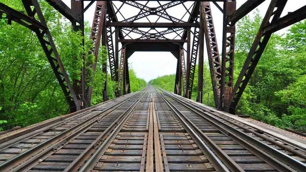 రైల్వే బ్రిడ్జి పనులు చేస్తూ ప్రమాదం.. ఇద్దరు కార్మికులకు తీవ్రగాయాలు..