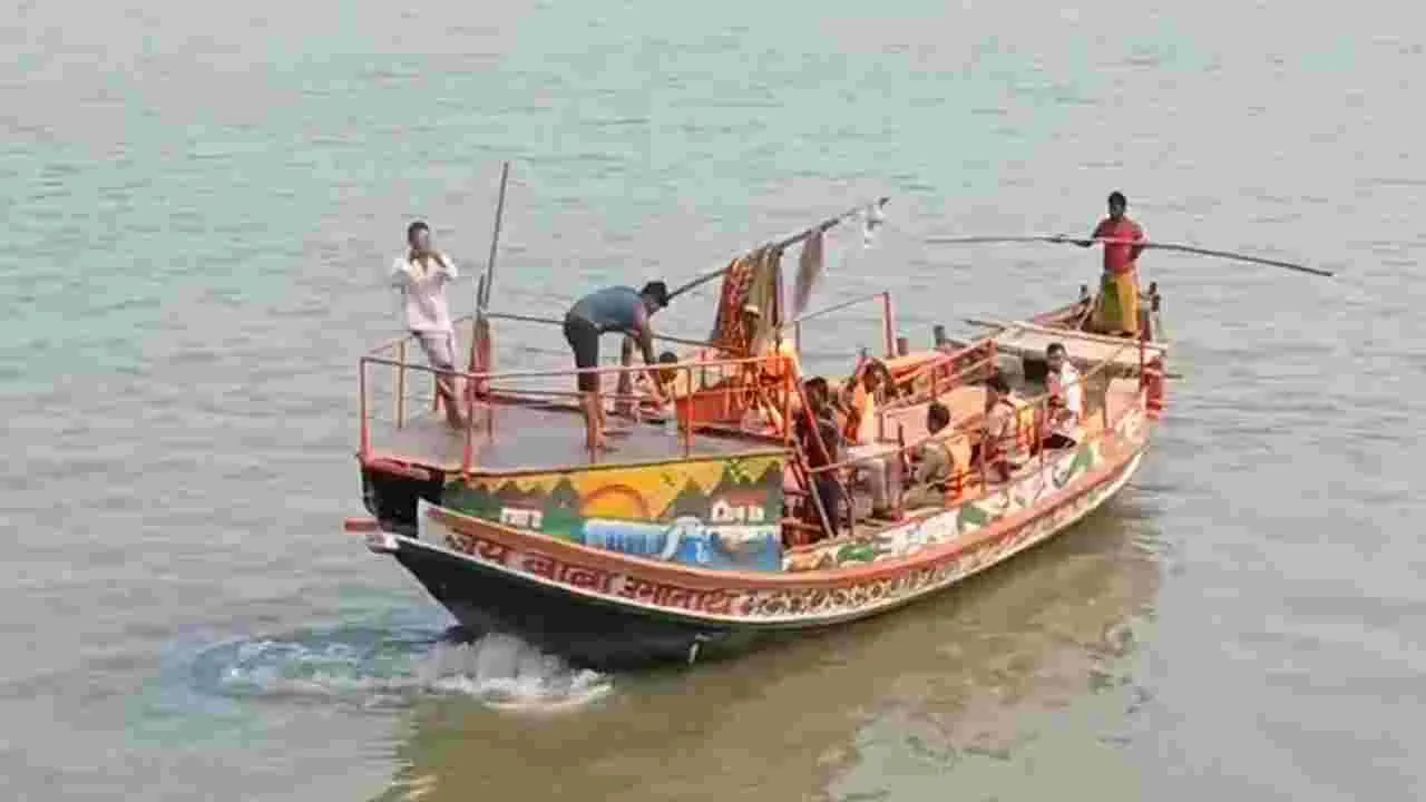 గంగా నదిలో పడవ బోల్తాపడి ఇద్దరి మృతి