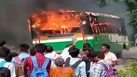 కడప జిల్లా వీరన్నగట్టుపల్లి వద్ద బస్సు ప్రమాదం.. 21 మంది సురక్షితం..