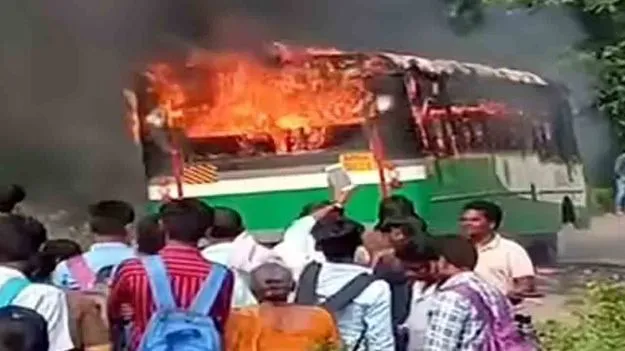 కడప జిల్లా వీరన్నగట్టుపల్లి వద్ద బస్సు ప్రమాదం.. 21 మంది సురక్షితం..