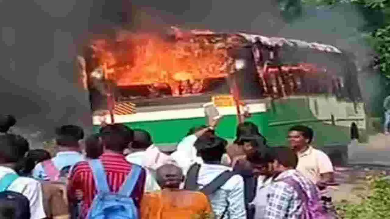 కడప జిల్లా వీరన్నగట్టుపల్లి వద్ద బస్సు ప్రమాదం.. 21 మంది సురక్షితం..