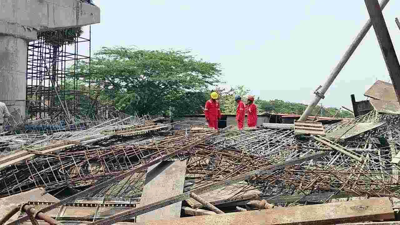 విశాఖలో కుప్పకూలిన రైల్వే బ్రిడ్జ్.. ఏడుగురికి తీవ్రగాయాలు