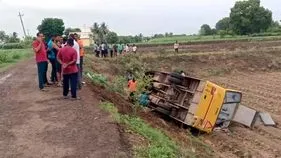 బోల్తాపడిన స్కూల్ బస్సు.. 15 మంది విద్యార్థులకు గాయాలు..
