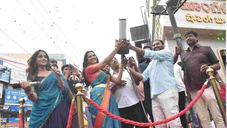 దిల్‌సుఖ్‌నగర్‌లో సినీనటి మీనాక్షి చౌదరి సందడి
