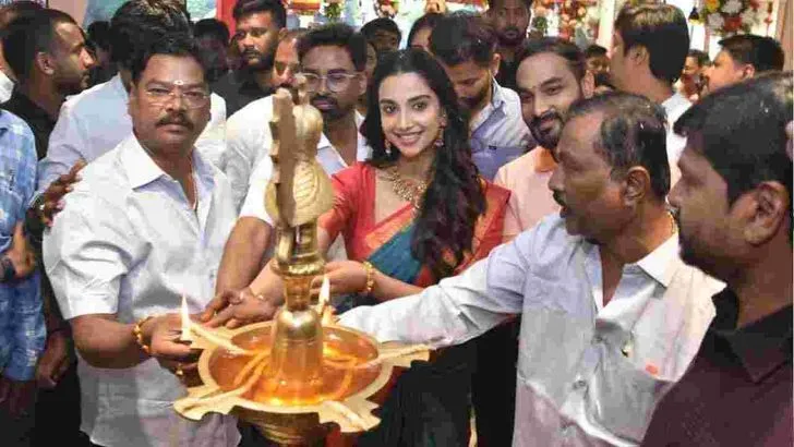 దిల్‌సుఖ్‌నగర్‌లో సినీనటి మీనాక్షి చౌదరి సందడి