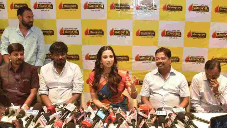 దిల్‌సుఖ్‌నగర్‌లో సినీనటి మీనాక్షి చౌదరి సందడి