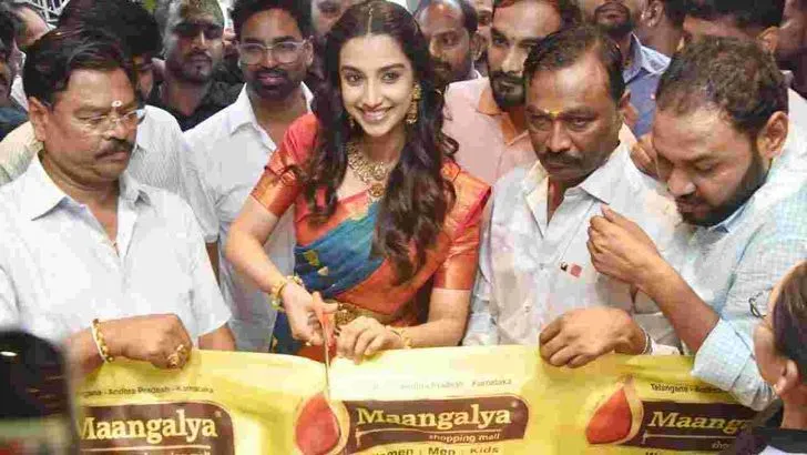 దిల్‌సుఖ్‌నగర్‌లో సినీనటి మీనాక్షి చౌదరి సందడి