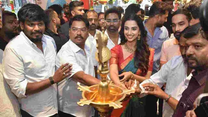 దిల్‌సుఖ్‌నగర్‌లో సినీనటి మీనాక్షి చౌదరి సందడి