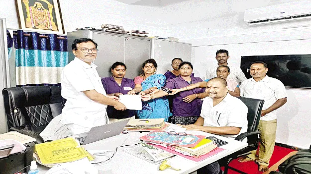 వేతనాలివ్వడం లేదని మహిళా కార్మికుల ఫిర్యాదు