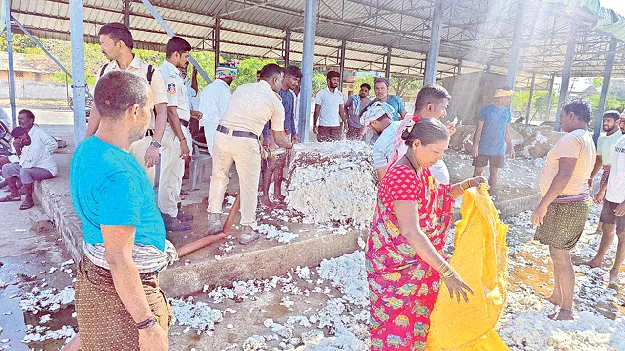 మార్కెట్‌ యార్డులో అగ్నిప్రమాదం