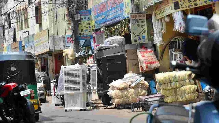 మండుతున్న ఎండలు.. కూలర్లకు మరమ్మతులు 