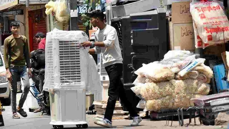 మండుతున్న ఎండలు.. కూలర్లకు మరమ్మతులు 
