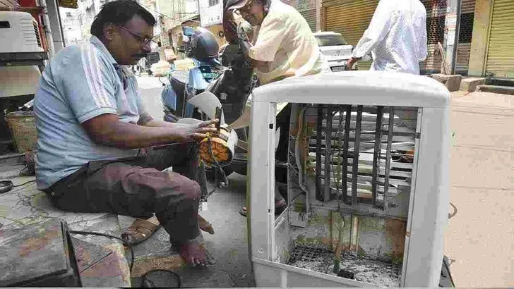 మండుతున్న ఎండలు.. కూలర్లకు మరమ్మతులు 