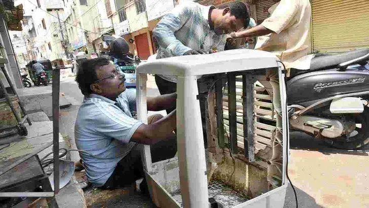 మండుతున్న ఎండలు.. కూలర్లకు మరమ్మతులు 