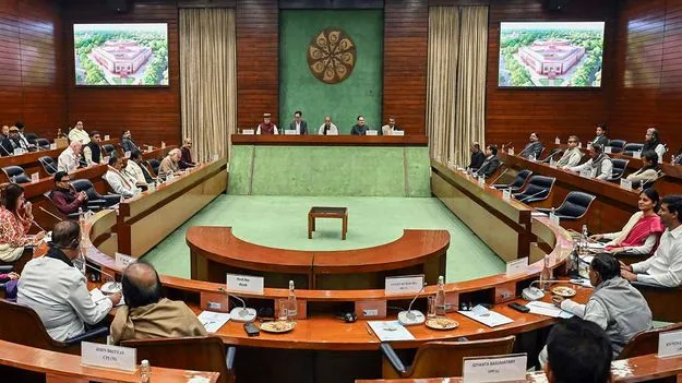 పశ్చిమాసియా సంక్షోభం.. రాజ్‌నాథ్ అధ్యక్షతన అఖిలపక్ష సమావేశం 