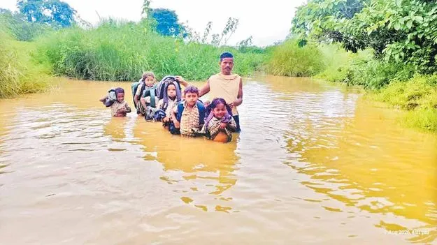 బడికెళ్లాలంటే.. వాగు దాటాల్సిందే!