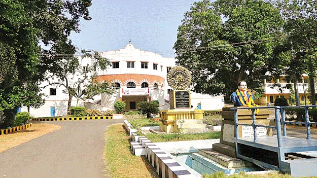 ఏడాది తరువాత అడ్మిషన్లు రద్దు