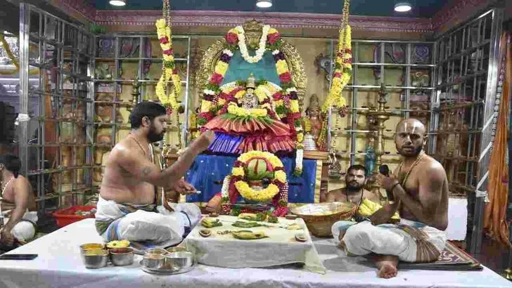 వరలక్ష్మీ శుక్రవారం.. భక్తులతో కిక్కిరిసిన దేవాలయాలు