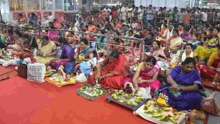 వరలక్ష్మీ శుక్రవారం.. భక్తులతో కిక్కిరిసిన దేవాలయాలు