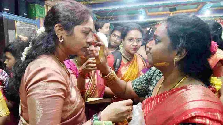 వరలక్ష్మీ శుక్రవారం.. భక్తులతో కిక్కిరిసిన దేవాలయాలు