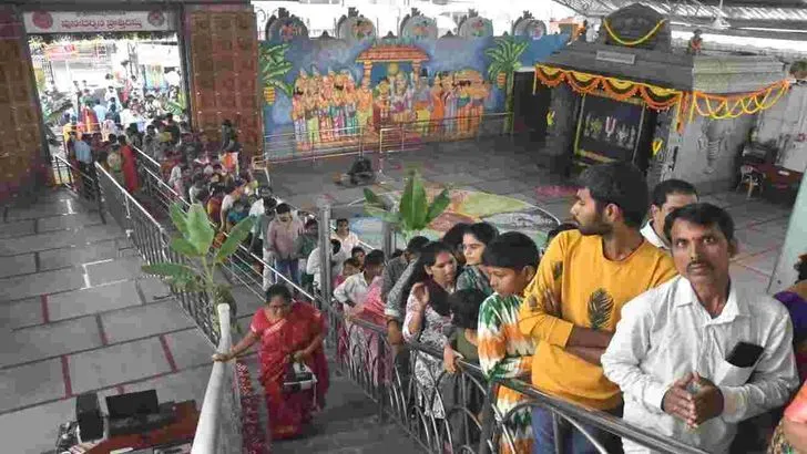 వరలక్ష్మీ శుక్రవారం.. భక్తులతో కిక్కిరిసిన దేవాలయాలు