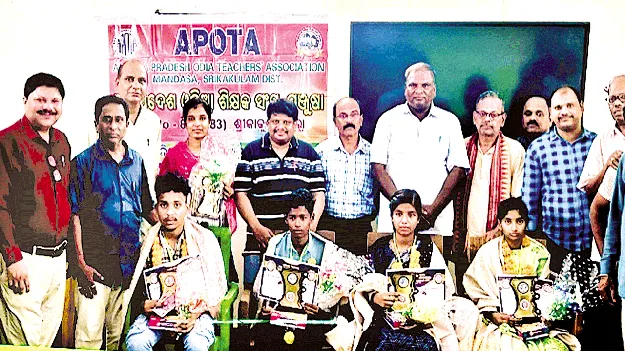  పదో తరగతిలో ప్రతిభ చూపిన విద్యార్థులకు అభినందన 