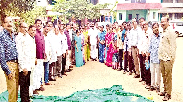 బడి రుణం తీర్చుకోవడం అభినందనీయం: అశోక్‌