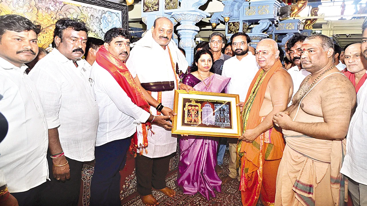 ఆదిత్యుని సేవలో మంత్రి అచ్చెన్న దంపతులు