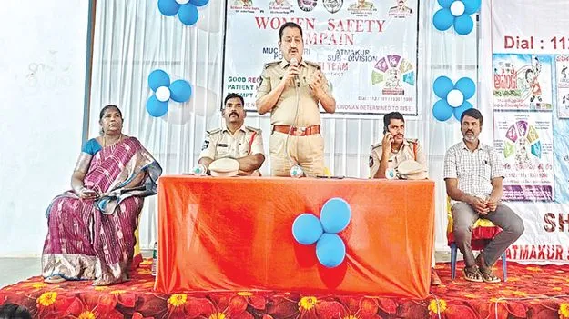 మహిళల రక్షణకు శక్తి టీమ్‌లు: డీఎస్పీ